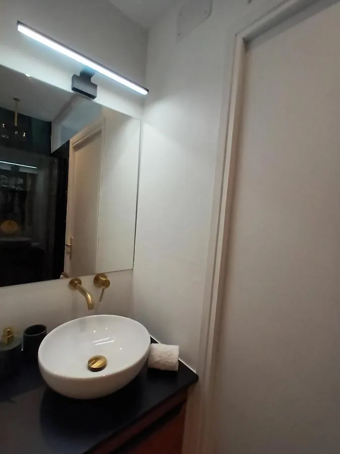 Paris Balcony Top Floor Room 0*,